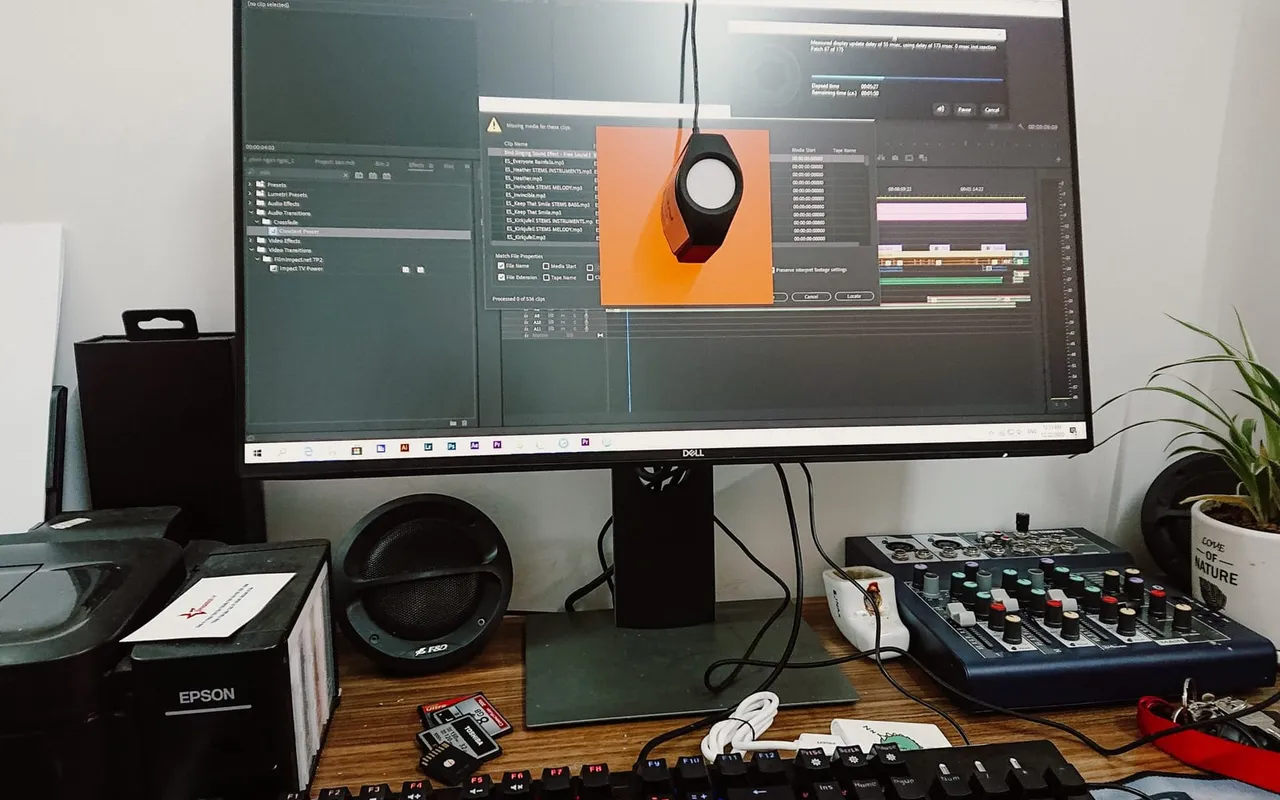 Thiết bị đo màu gắn trên màn hình Dell đang hiển thị giao diện Premiere Pro